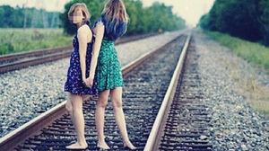 Двух лесбиянок во время интимной близости переехал поезд