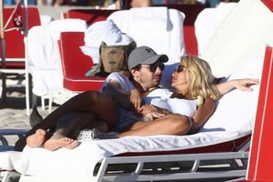 Беременную Лопыреву застукали на пляже Майами обнимающейся с женатым бизнесменом