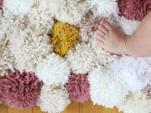 «Хризантемы» на полу, или Как сделать коврик из помпонов своими руками