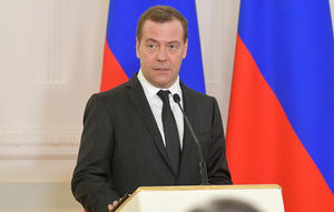 Медведев считает, что продолжительные каникулы не идут на пользу экономике страны
