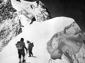 «Гора смерти»: почему с Эвереста не убирают тела погибших