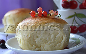Домашние булочки из дрожжевого теста с ягодами – пошаговый фото рецепт