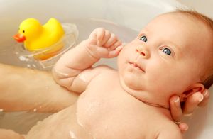 Доктор Комаровский указал на частые ошибки новоиспеченным родителям: купать грудничка нужно, причем купать правильно