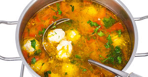 Без зажарки и крупы: витаминный суп «Две капусты» с мясными шариками
