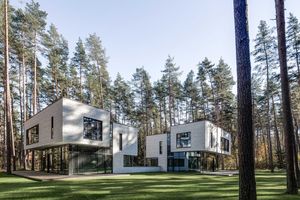 Двухэтажный особняк в сосновом лесу вблизи Вильнюса, Литва от Plazma Architecture Studio