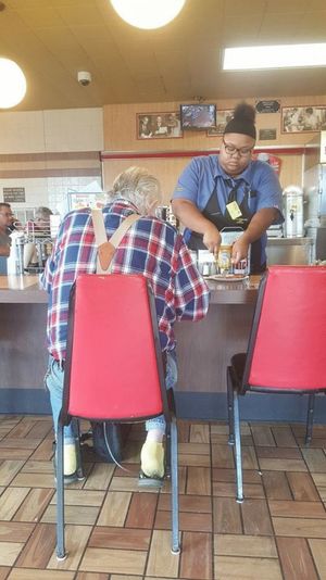 Владелица кафе увидела, что официантка делает что-то с тарелкой пожилого посетителя