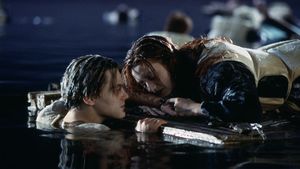 «Титаник»: Джеймс Кэмерон объяснил, почему Роуз не нашла место на двери для Джека
