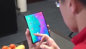 Xiaomi показала на видео складной втрое смартфон