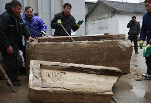 Китайские рабочие нашли под землей коробку возрастом несколько тысяч лет
