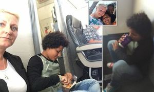 Пассажиры были вынуждены сидеть на полу во время полета, так как их места оказались фикцией (5 фото)