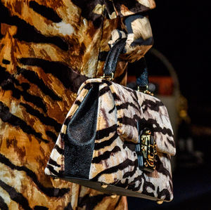 Подборка актуальных сумок с тигриным принтом