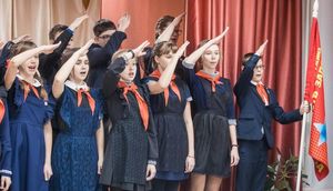 Жить и учиться, как завещал Ленин. В новокузнецкой школе по-прежнему принимают в октябрята и пионеры.