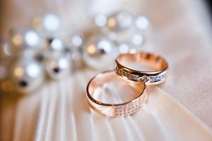Что делать, если кольцо падает на пол в день свадьбы. Абсолютно все приметы, связанные с обручальными кольцами.