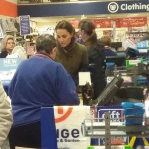 Папарацци засняли Кейт Миддлтон в бюджетном супермаркете, где она покупала подарки мужу и детям