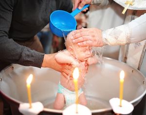Почему нельзя крестить близнецов и другие странности в обряде крещения