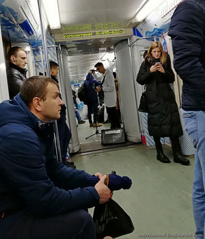 Руслан Садыгов поет в вагоне метро