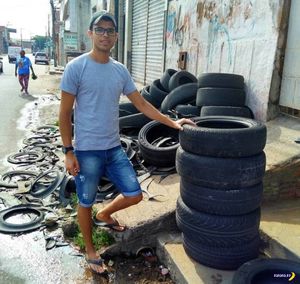 Бразильский парень зарабатывает на старых покрышках