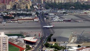 Аэропорт Гибралтара — взлётную полосу пересекает дорога! (3 фото)