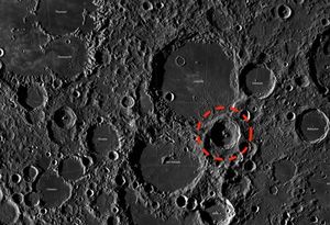 Странный объект в лунном кратере