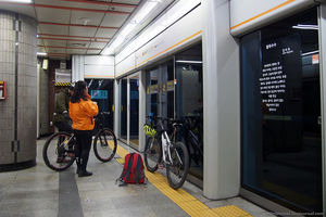 Сеульское метро. Велосипеды, интернет и противогазы.