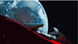 Год в космосе — Tesla Roadster со Starman за рулем