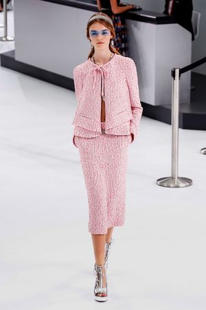 Женщина от Chanel: образы, которые советует модный дом в 2019 году. Новая серия элегантных костюмов.