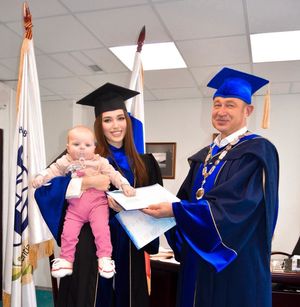 Костенко взяла 7-месячную дочку на вручение диплома — фото