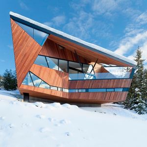 Космический дом необычной геометрической формы в горах Канады от студии Patkau Architects