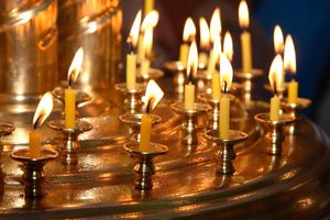 Откуда в православии появилась традиция ставить свечи в храмах