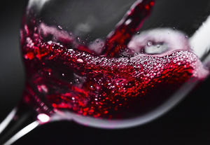 Если хотите прожить дольше 90 лет, вино поможет не меньше, чем спорт — ученые подтверждают