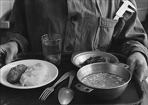 На фото обед в советской заводской столовке. Чего не хватает?
