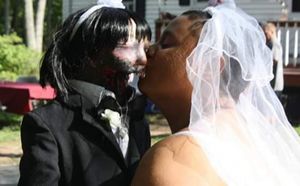21-летняя американка вышла замуж за ужасную куклу-зомби