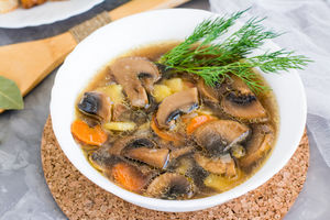 Легкий овощной суп с грибами и сельдереем