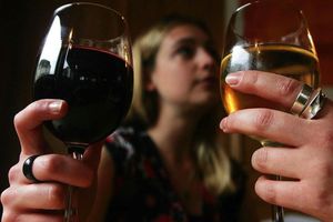 Ученые проверили: в самом ли деле есть разница, что пить сначала — вино или пиво