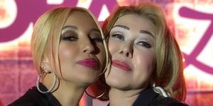 "Вы че лезбиянки? Фу": горячий поцелуй Леры Кудрявцевой с 64-летней подругой возмутил поклонников