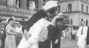 Поцелуй на Таймс-Сквер — умер моряк с легендарного снимка
