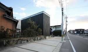 Черные дома без окон в Японии