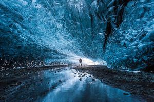 Невероятная ледяная пещера в Исландии