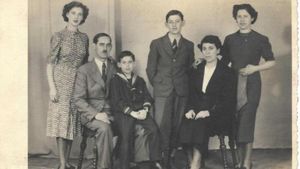 Семейные архивы холокоста: сын добровольно отправился с отцом в лагерь смерти (5 фото)