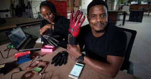 25-летний кениец изобрел умные перчатки, которые преобразуют язык жестов в речь