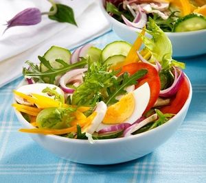 Фермерский салат из свежих овощей с рукколой и шампиньонами