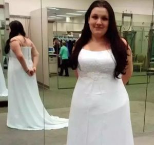 Мать и дочь насмехались над полной девушкой, примеряющей свадебное платье