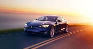 «Не спать!»: 5 случаев, когда автопилот Tesla спас своих водителей