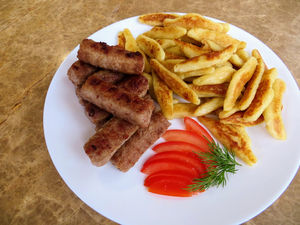Немецкие клецки schupfnudeln с чесночными колбасками