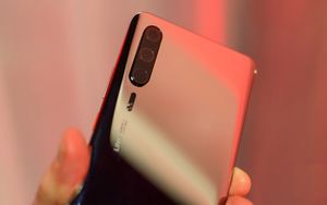 MWC 2019: смартфон Huawei P30 показали на «живых» фото