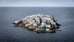 Четыре публичных дома и ни одной больницы: как живут на самом густонаселённом острове мира