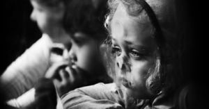 15 ярких снимков, которые победили в международном конкурсе на лучшую детскую чёрно-белую фотографию                     (17 фото)