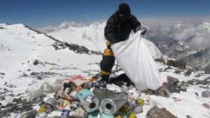 Базовый лагерь на Эвересте закрыли для уборки