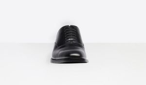 Жуткая жуть — Balenciaga выпустили туфли-шлепки по цене iPhone XS