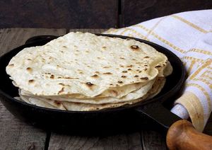 Бездрожжевые индийские лепешки из воды и муки на сковороде: совсем без масла!
